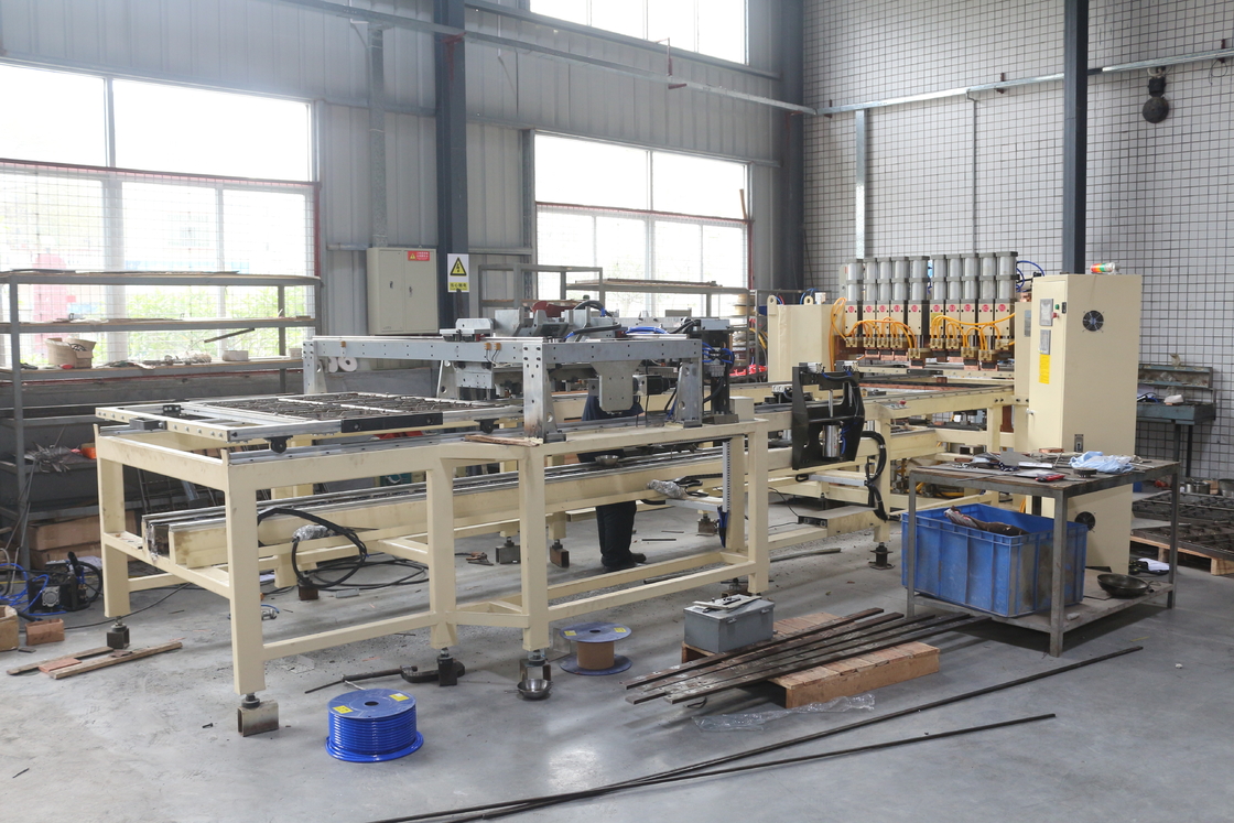 Tel örgü kaynak makinesi otomatik bir boşaltma cihazı ile gelir ve işçiler için kolay