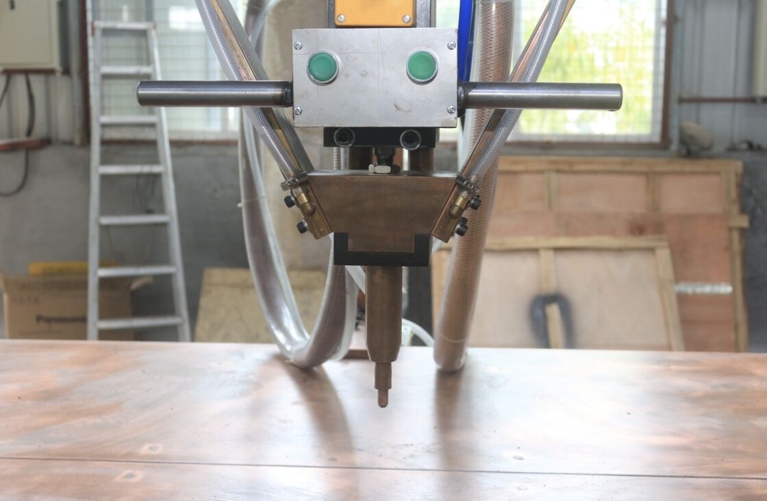 Presizyon bükme ve 3,0 + 3,0 MM kaynak kalınlığı için akıllı dokunmatik ekran denetleyici ile masa nokta kaynak makinesi